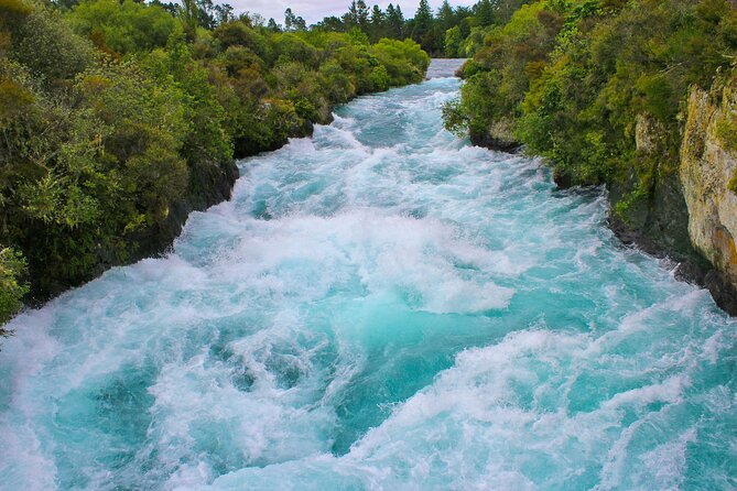 2 Day Tour Auckland to Hobbiton, Waitomo, Rotorua and Taupo - Day Two: Wai-O-Tapu geysers and the Lady Knox moment