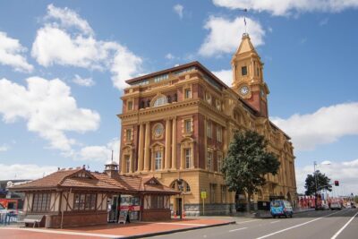Auckland City Tour & Kumeu Wine Country Includes Wine Tastings & Lunch - Crossing the Harbour Bridge and spotting the North Shore vibe
