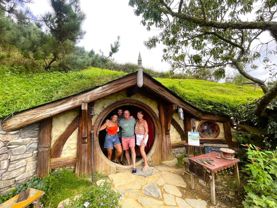 Auckland: Hobbiton, Rotorua and Wai-O-Tapu Day Tour - Wai-O-Tapu’s Champagne Lake and Devil’s Bath: how to pace the sulfur