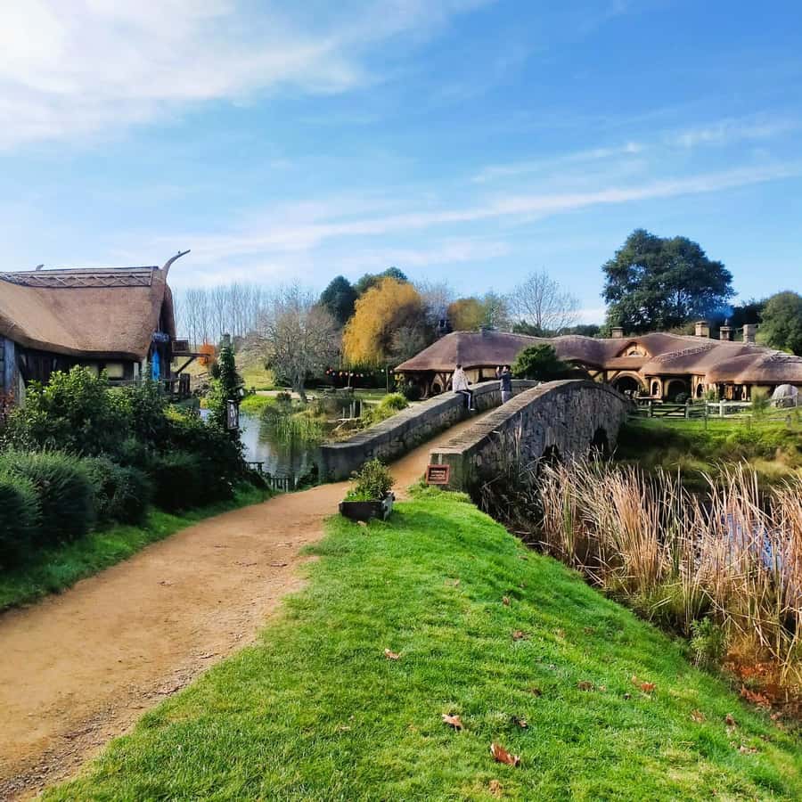 Auckland: Hobbiton, Waitomo Caves, and Rotorua 1-Way Tour - Rotorua Quick-Strike: City Highlights on a Guided Driving Tour