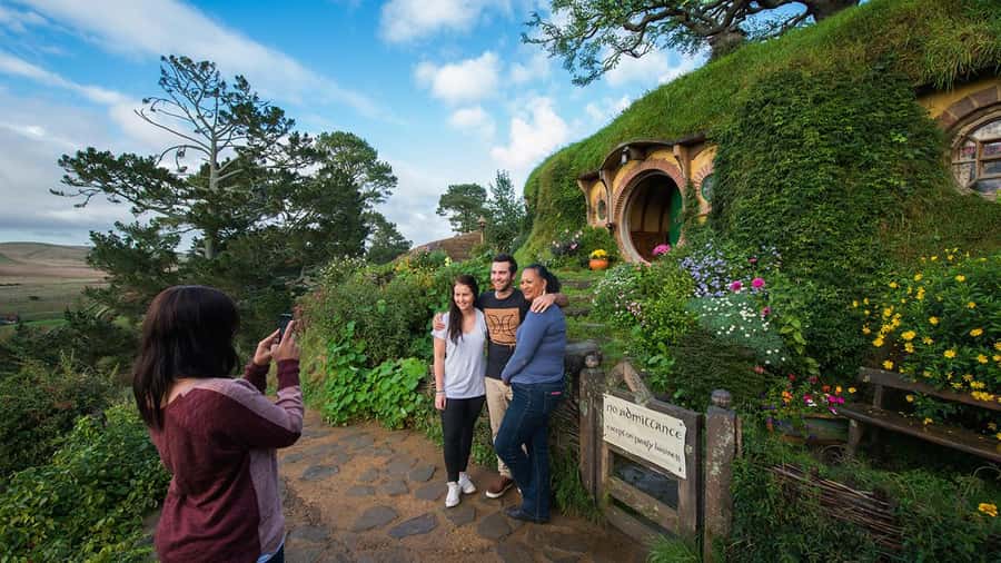 Auckland: Hobbiton, Waitomo Caves, and Rotorua 1-Way Tour - Waikato Countryside Stops, Coffee Breaks, and Quick Photo Stops