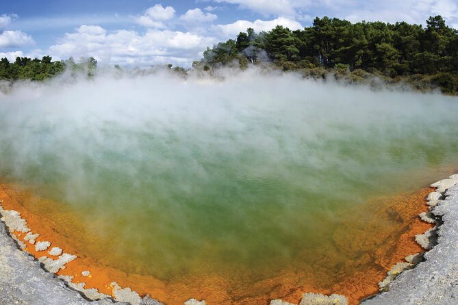 Auckland: Rotorua Tour with Waiotapu, Te Puia and Maori Haka - Wai-O-Tapu Thermal Wonderland: Champagne Pool and Lady Knox Geyser