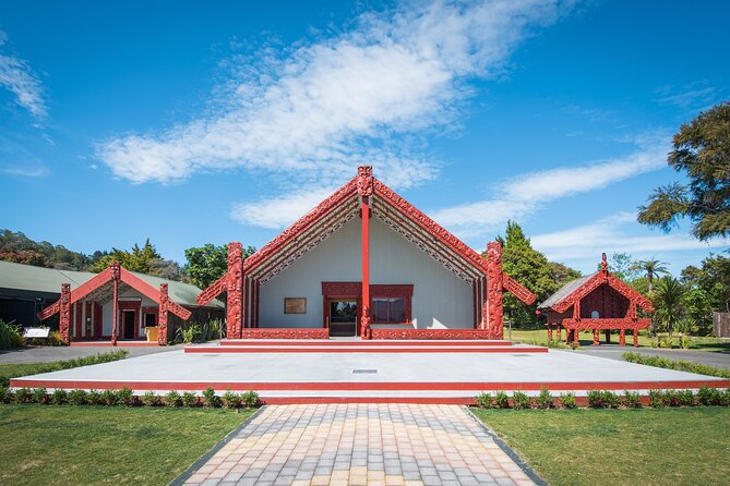 Auckland: Rotorua Tour with Waiotapu, Te Puia and Maori Haka - Small-group tour with real-time guidance on the road