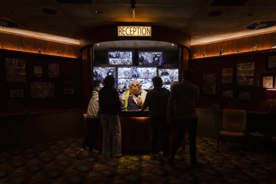 Auckland: Wētā Workshop Unleashed Guided Tour Ticket - The photo moments and Wētā Cave store stop
