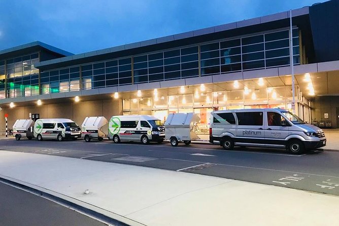Departure Transfer: Auckland Central City Centre to Auckland Airport - Auckland Airport on Easy Mode: Shared Minivan, Real-World Convenience