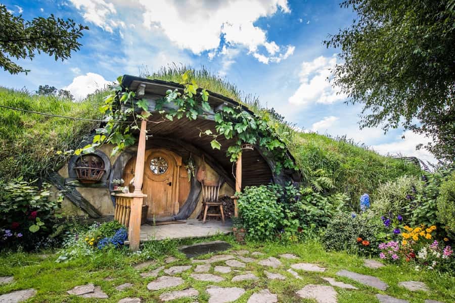 From Auckland: Hobbiton & Waitomo Caves Day Trip with Lunch - Turning Auckland into two icon days: why this works