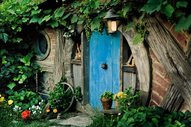 Hobbiton Movie Set Small Group Fully Guided Day Tour from Auckland - Comfort on the Road: Pickup, Drive Time, and Seating Reality