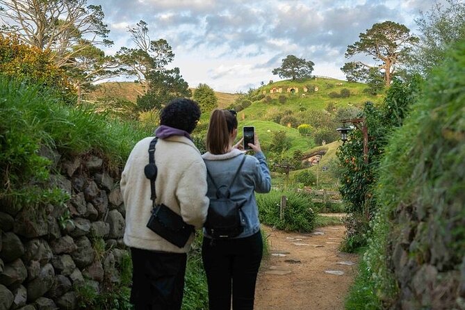 Hobbiton Movie Set & Waitomo Glow Worm Caves Private Tour - Price and value: is $614.37 per person worth it?