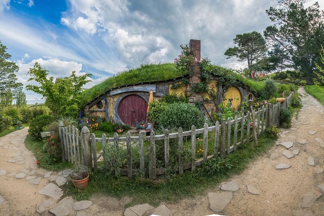 Hobbiton & Waitomo Caves Guided Day Trip from Auckland incl lunch - Group size, schedules, and how to avoid stress